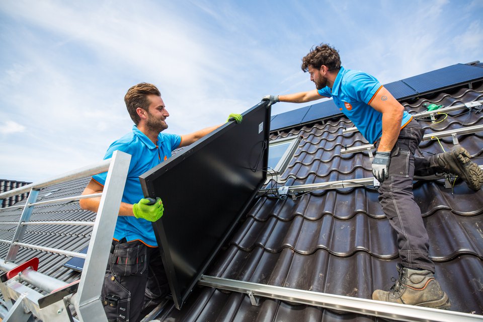 Coolblue-Installatie-Zonnepanelen-Dak.jpg Zonnepaneleninstallateurs op het dak