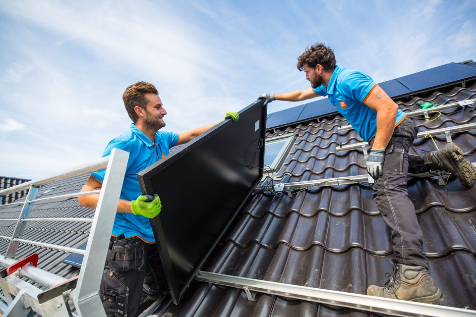 Zonnepaneleninstallateurs op het dak