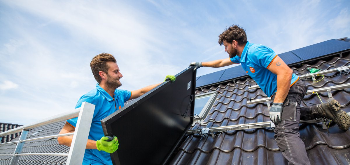Zonnepaneleninstallateurs op het dak