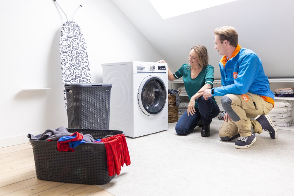 Coolblue-Witgoedbezorging_Klant.jpg Bezorger en klant bij geïnstalleerde wasmachine